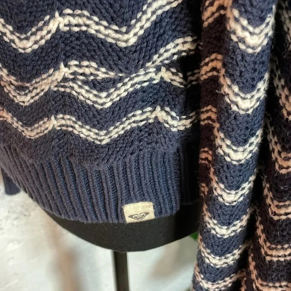 Roxy blue and white v-veck chevron sweater size large - Picture 2 of 8
